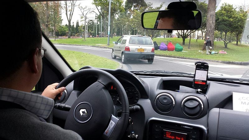 An Uber driver in Bogotá, Colombia with the Uber app on a dashboard-mounted smartphone, tags: ridesharing enhancing long-distance - CC BY-SA